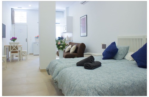 Los Tilos Apartment | Studio-Apartment-Ensuite with Shower-Street View-Estación Centro Vialia 6