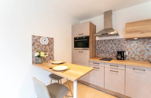 Beaucaire Apartment | Studio Apartment 'Marquet' with Shared Garden and Air Conditioning