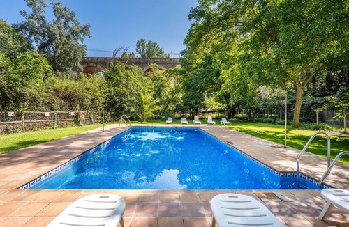 Durcal Apartment | Studio 'Loft' with Lake View, Shared Pool, Shared Garden & Wi-Fi