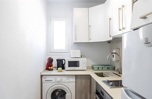 Cadiz Apartment | Studio 'San Felipe Neri Free Parking' with Sea View, Wi-Fi, and Air Conditioning