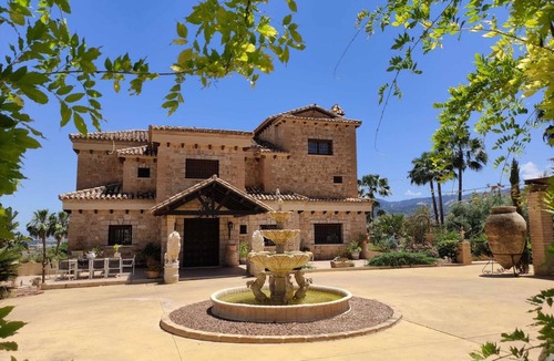 Alhaurin de la Torre Ski Chalet | Stunning villa with an infinity pool and incredible views