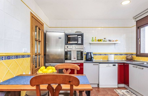 Lloret Blau House | Stunning private villa for 10 people with WIFI, private pool, TV and patio