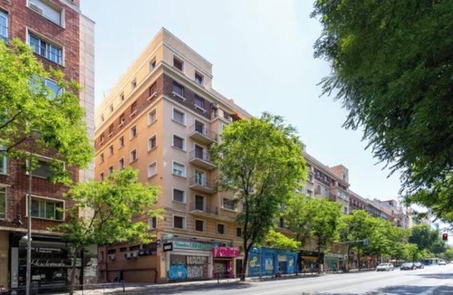 Palos de la Frontera Apartment | Stylish 120 m² Duplex Near Atocha Station – Sleeps 8, A/C & Fast WiFi