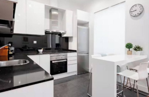 Moncloa - Arguelles Apartment | Stylish Green Retreat with Jacuzzi in the Heart of Madrid