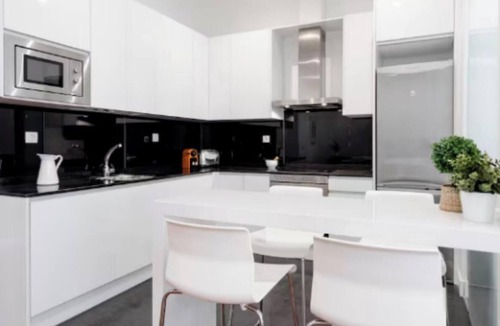 Moncloa - Arguelles Apartment | Stylish Green Retreat with Jacuzzi in the Heart of Madrid