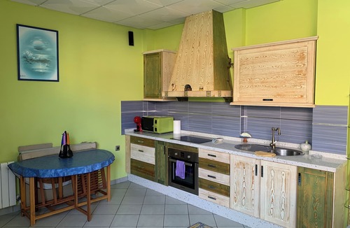 Daimiel Apartment | Suite Lujoso con Chimenea Patio y Garage Privado