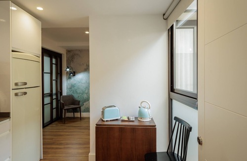 Museo Apartment | Suite Torre del Oro Seville: Pool, Balcony & AC in El Arenal