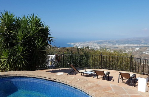 Sayalonga Villa | Sun-Soaked Villa with Blue Waters