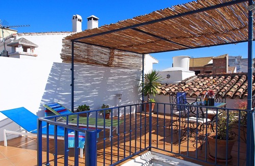 Riogordo Apartment | Sunny apartment in Andalucia with spectacular roof terrace.