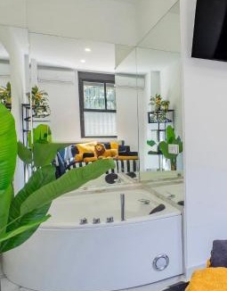 Bailen-Miraflores Apartment | The Juanita Reina's Jacuzzi Apartment
