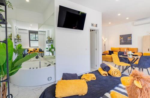 Bailen-Miraflores Apartment | The Juanita Reina's Jacuzzi Apartment
