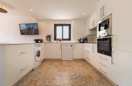 Mijas Pueblo House | This beautiful flat is completely renovated! It has 3 beautiful bedrooms, an open plan fully equipped kitchen, a nice living room with smart tv and a terrace to enjoy the nice weather.