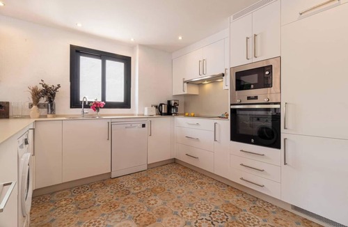 Mijas Pueblo House | This beautiful flat is completely renovated! It has 3 beautiful bedrooms, an open plan fully equipped kitchen, a nice living room with smart tv and a terrace to enjoy the nice weather.
