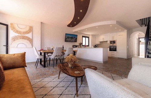 Mijas Pueblo House | This beautiful flat is completely renovated! It has 3 beautiful bedrooms, an open plan fully equipped kitchen, a nice living room with smart tv and a terrace to enjoy the nice weather.