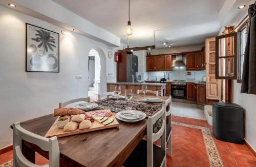 Alcaucin House | Town house with roof terrace and plunge pool