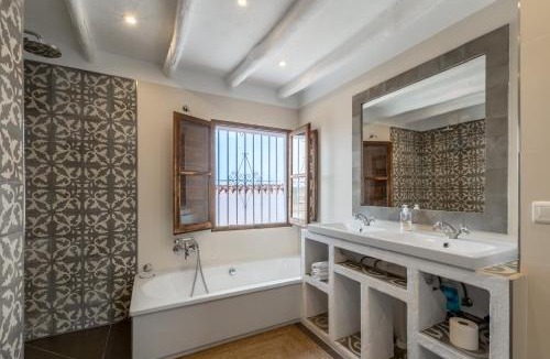 Alcaucin House | Town house with roof terrace and plunge pool
