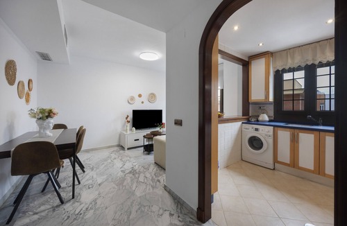 Sanlucar de Barrameda House | Vacation Apartment 9 min from Bajo de Guía with Shared Terrace, Wi-Fi & Air Conditioning