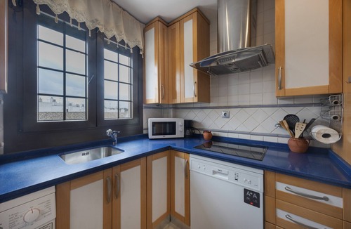 Sanlucar de Barrameda House | Vacation Apartment 9 min from Bajo de Guía with Shared Terrace, Wi-Fi & Air Conditioning