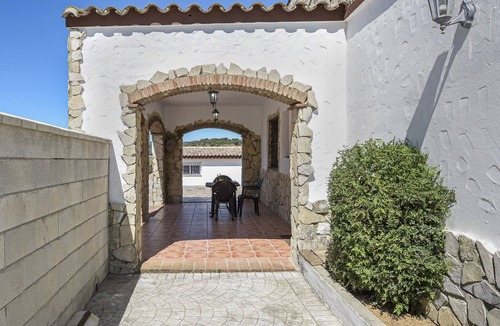 Barbate House | Vacation Home Casa del Patio with Wi-Fi, A/C & Terraces