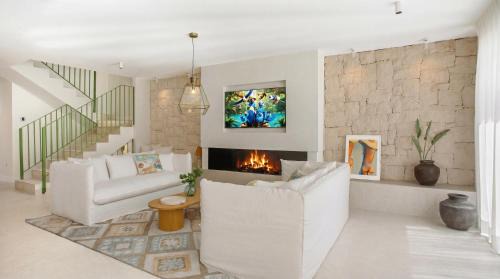 San Pedro de Alcantara House | VACATION MARBELLA I Casa Savia, Private Pool, BBQ, Renovated in 2024, Luxury Ample Interiors, Next to Restaurants, 10min walk to the Beach