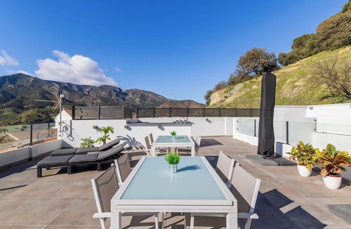 Carratraca Apartment | VALERIA HYDROMASSAGE ROOM WITH MOUNTAIN VIEWS