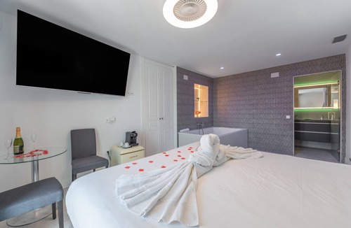 Carratraca Bed & Breakfast | Valeria Room: Double Whirlpool Bath, Mountain Views
