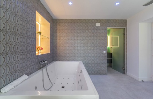Carratraca Bed & Breakfast | Valeria Room: Double Whirlpool Bath, Mountain Views