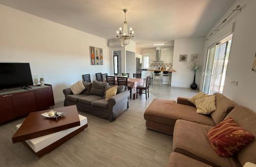 Alhaurin el Grande Villa | Villa Ana, privada para 6 personas con piscina y vistas a la sierra de Mijas