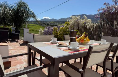 Alhaurin el Grande Villa | Villa Ana, privada para 6 personas con piscina y vistas a la sierra de Mijas