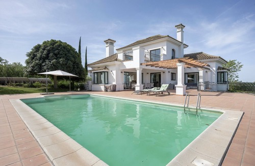 Arcos de la Frontera Villa | Villa 'Arcos Golf Jacaranda 11' with Mountain View, Wi-Fi and Air Conditioning