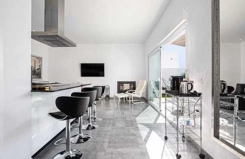 Chiclana de la Frontera House | Villa 'Chill Out Of City' with Private Pool, Wi-Fi and Air Conditioning