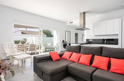 Chiclana de la Frontera House | Villa 'Chill Out Of City' with Private Pool, Wi-Fi and Air Conditioning