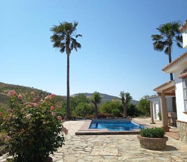 Valle de Abdalagis Ski Chalet | Villa Cabera I Piscina Privada I Barbacoa I Cerca de Caminito del Rey