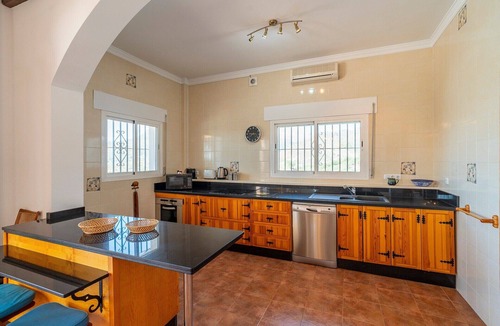 Alcaucin Villa | Villa 'Casa Hyam' with Lake View, Private Pool and Air Conditioning