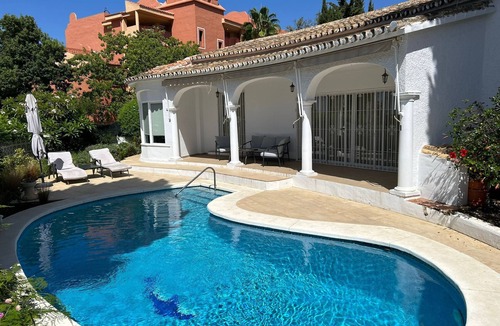 Urbanizacion Hacienda las Chapas Villa | Villa Flores de Marbella