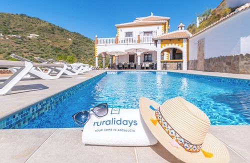 Sayalonga Villa | Villa Javier Sayalonga by Ruralidays