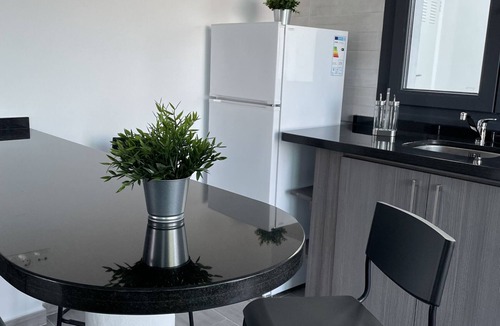 Mondron House | Villa La Fuente en Entorno Privado con Piscina a dos Niveles