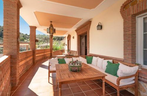 Moclin Apartment | Villa La Gaviota - Piscina, jardín y barbacoa junto Ruta del Gollizno