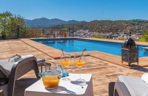 Guaro Villa | Villa Luz de Luna Guaro by Ruralidays