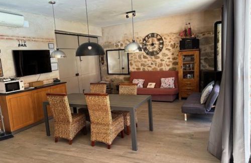 Totanes Apartment | Villa Mandrés. Casa con jardín y piscina. Proximo a Puy Du Fou.