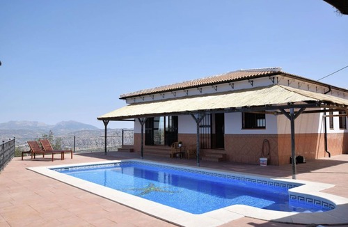 Iznajar Villa | Villa met Zwembad, Buitenkeuken, Ruim Terras, Uitzonderlijk Zicht op de Vallei