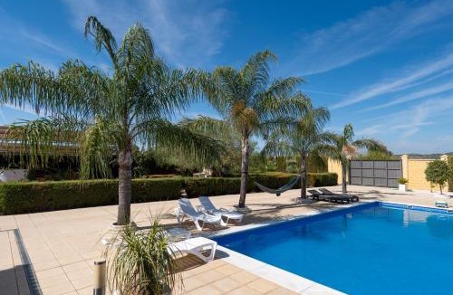 Lora Del Rio House | Villa Oasis