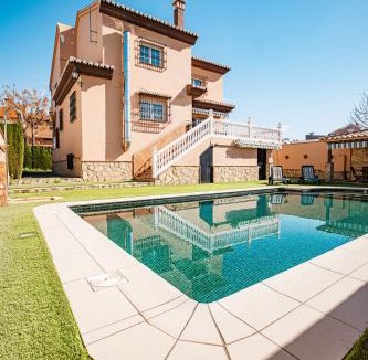 Cullar Vega Villa | Villa Oropéndola para familias, a pocos minutos de Granada, Piscina agua salada, Parking privado, Barbacoa, Chimenea, 14 pax