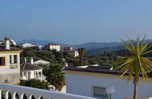 Periana House | Villa overlooking the water