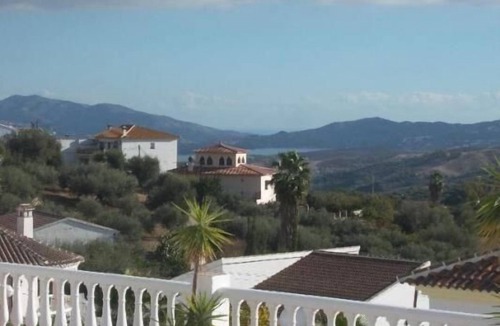 Periana House | Villa overlooking the water