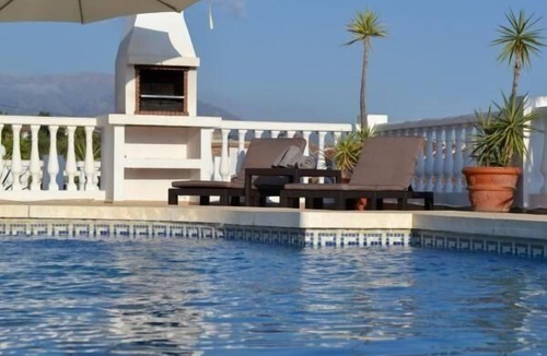 Periana House | Villa overlooking the water