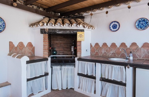 Villanueva del Trabuco Villa | Villa 'Pasa Fina, Luxury Holiday Retreat' with Mountain View, Shared Pool and Wi-Fi