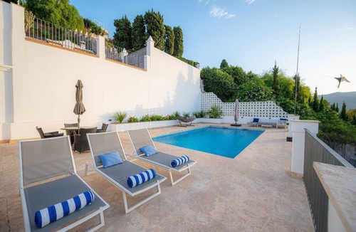 Velilla-Taramay Villa | Villa 'Romantica' with Sea View, Wi-Fi and Air Conditioning
