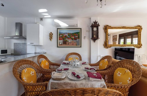 Conchar House | Villa Rural "Parador del Silo" with Mountain View, Pool, Balcony, A/C & Wi-Fi