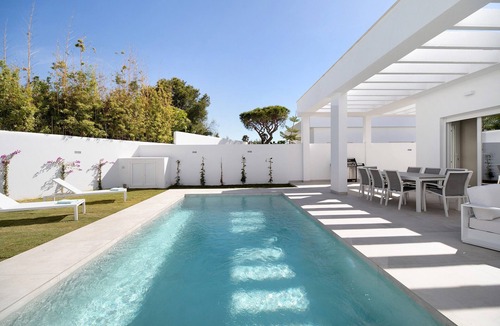 Poblado Sancti Petri House | Villa Tahiti with Private Pool, Wi-Fi, and Air Conditioning